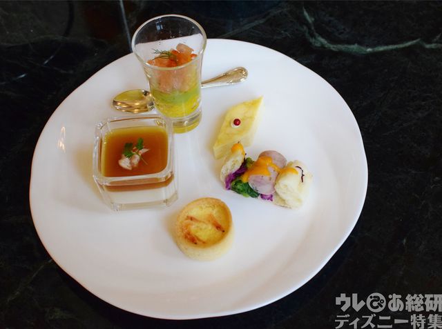 軽食のプレート。春の食材がふんだんに使われている。