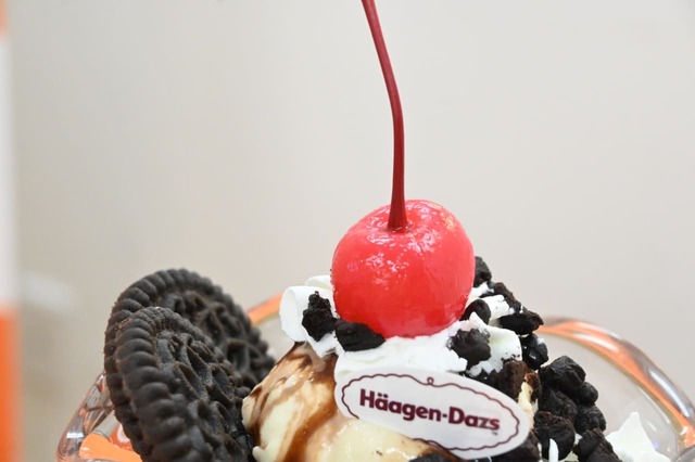 【サンマルクカフェ】「クッキー&クリームパフェwithハーゲンダッツ」のトップにはかわいいさくらんぼをトッピング