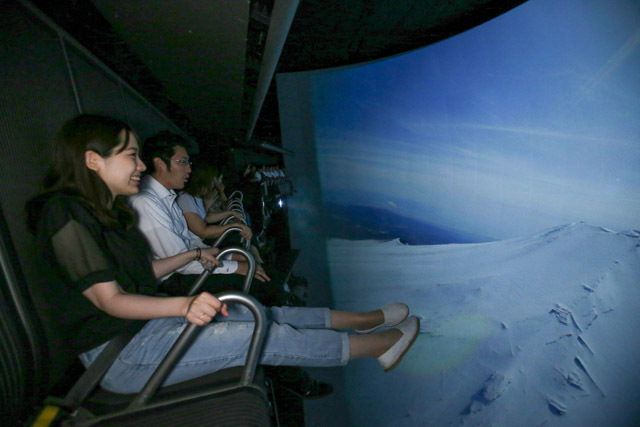 富士急ハイランド「富士飛行社」