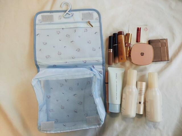 ファンデーション、洗顔フォーム、化粧水ボトルなどが入る