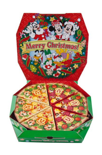 コーンスナック 1,300円｜縦約29×横約29cm｜内容量：150ｇ［エビマヨネーズピザ味 75ｇ（25ｇ×3袋）、 トマトチーズピザ味 75ｇ（25ｇ×3袋）］｜東京ディズニーリゾート「ディズニー・クリスマス」2019｜販売店舗：東京ディズニーランド「ワールドバザール・コンフェクショナリー」、東京ディズニーシー「ヴァレンティーナズ・スウィート」