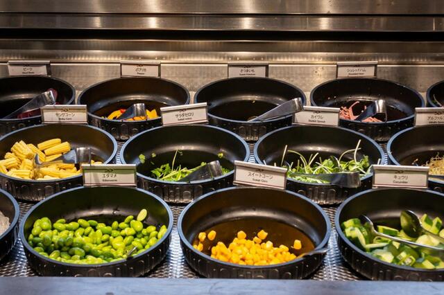 【サラダバー&グリルレストランSizzler(シズラー) プレミアムサラダバー】新鮮な野菜がたくさん並んでいます