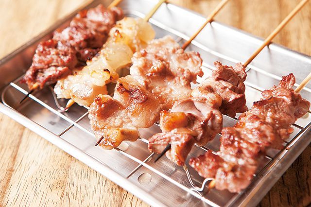 関西「焼き鳥」の名店／マッスルホルモン（天満）　舌根 390円　アカタケノコ 200円　ミミモト 290円　アキレス 230円　クビスジ 250円