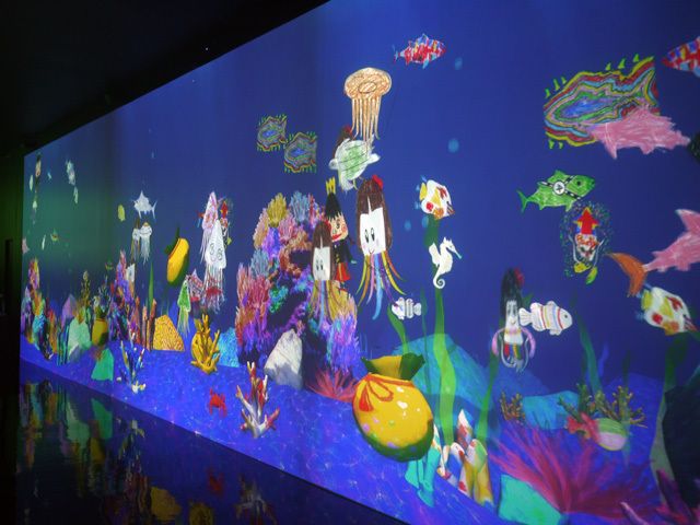 描いた魚が泳ぐ「お絵かき水族館」
