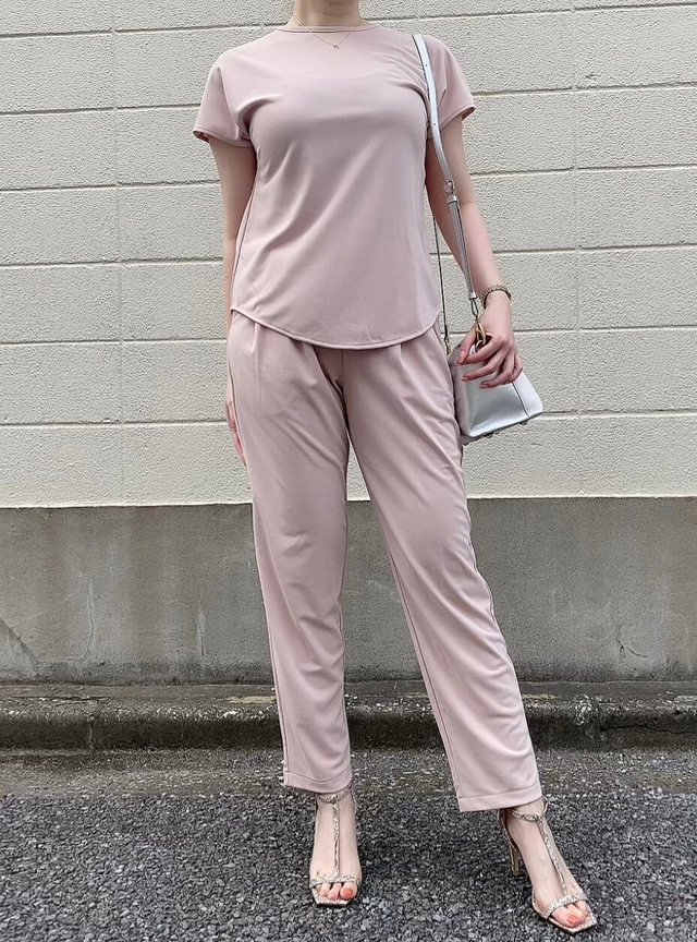 【UNIQLO（ユニクロ）】クレープジャージーテーパードパンツ（丈標準61.5〜63.5cm）ピンク　Sサイズ着用