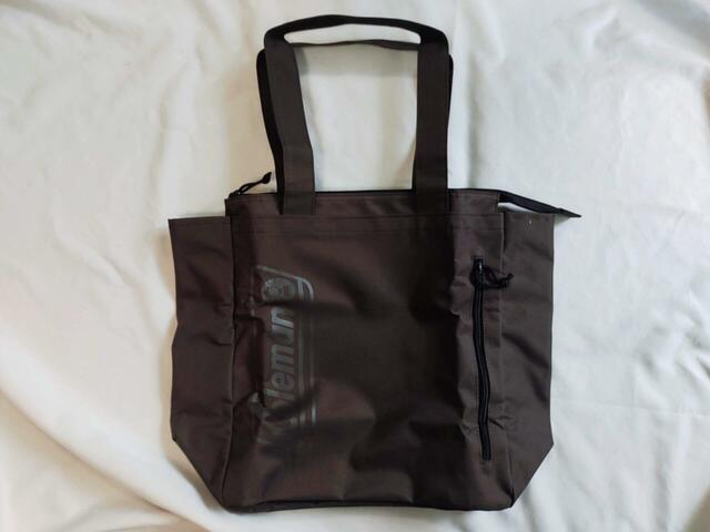 トートバッグは、グレーを基調とした落ち着いたデザイン