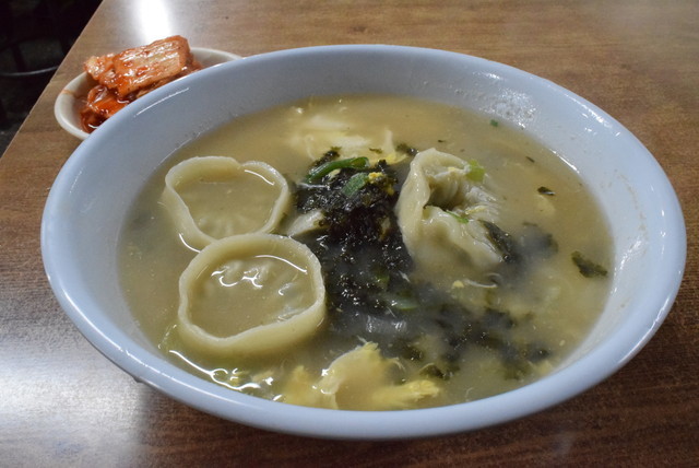 『楽園地下市場』のマンドゥクッ3000ウォン。マンドゥは餃子、クッはスープのこと