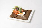 「スモークサーモンと半熟卵のカカオガレット」＜1,420円＞【ゴディバカフェのランチに新メニューが登場】