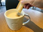 【スターバックス アーモンドミルク ラテ】途中でブラウンシュガーを加えて味チェンジします
