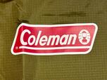 フロント上部には、おなじみの「Coleman」のロゴプリント入り。ロゴのカラーはレッドで、さりげなく目を引くアクセントになっています♪