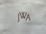 フロントには「JWA」のロゴ刺繍入り