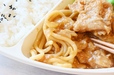 【ライフの冷凍弁当／豚生姜焼き弁当】生姜焼きのたれが絡んだ太麺のパスタ