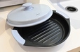 【Francfrancのタイパ調理器具】電子レンジで簡単調理できる「レンジ グリルパン」はピンクとブルーの2色で各5,800円。