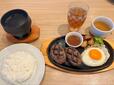 【ビッグボーイ 大俵ハンバーグ&フライエッグ(サラダバー・スープバー付)】ジューシーなハンバーグに、たっぷりのライス、スープバーのスープ、ドリンクバーまで揃った朝から満足度抜群のセットです◎