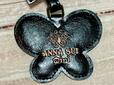「ANNA SUI mini」のロゴと蝶のモチーフが刺繍されています♪