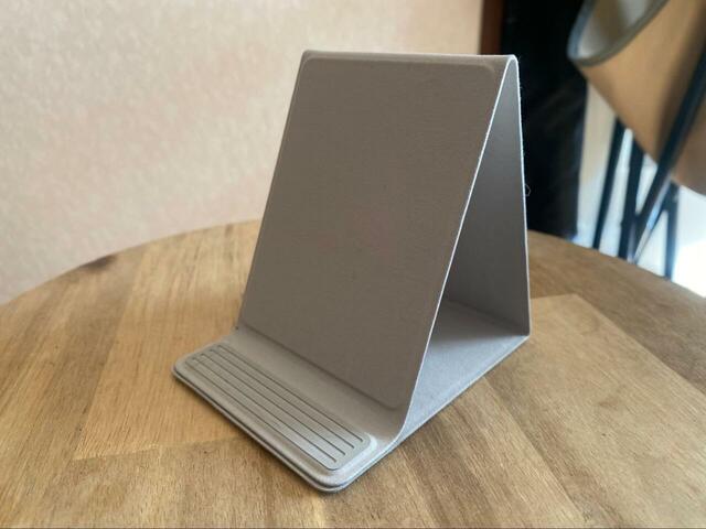 【無印良品 折りたためるスマホスタンド】畳まれた状態からマグネットを外して開き、さらに展開して、最後にマグネット部分を重ねればスタンド形状になります