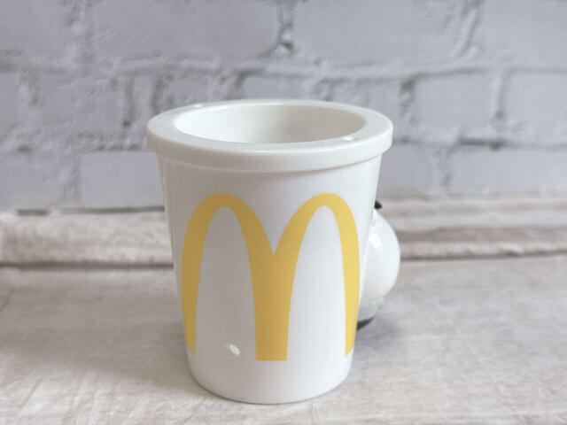 【ちいかわハッピーセット第一弾／ちいかわのドリンクカップペンたて】サイドはマクドナルドのロゴマーク入り！