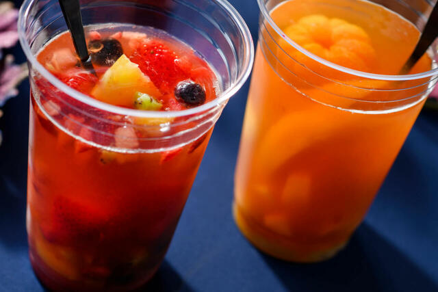 アイスフルーツティー（ミックスフルーツ）、アイスフルーツティー（ピーチ＆みかん） 各900円｜東京ディズニーシー「フードトラック（レッド）」｜東京ディズニーリゾート「ディズニー・ハロウィーン」スペシャルメニュー