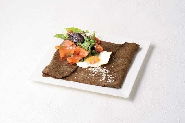 「スモークサーモンと半熟卵のカカオガレット」＜1,420円＞【ゴディバカフェのランチに新メニューが登場】