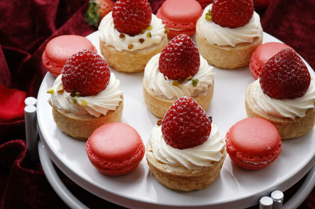 「いちごパイとあまおうマカロン」＜期間：2026年1月20日～5月12日＞【旬のいちごを贅沢に楽しめるスイーツブッフェが登場！「インターコンチネンタル 東京ベイ」でいちご尽くしの世界へ♪】