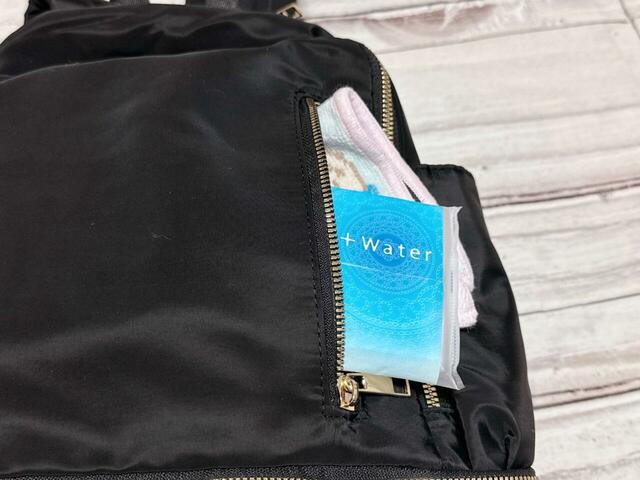 前面のファスナーポケットのはポケットティッシュとタオルハンカチをイン