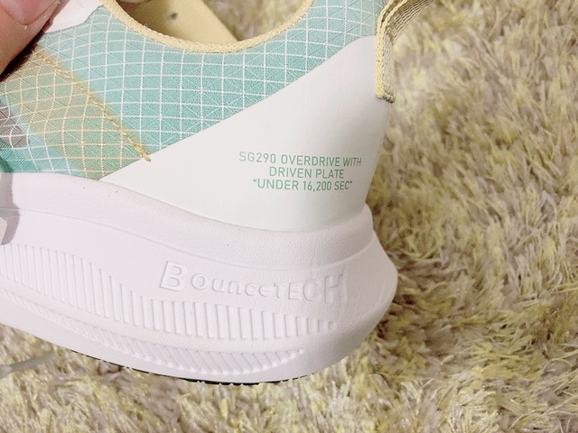 【ワークマン アスレシューズハイバウンスオーバードライブ】底が厚く、地面からの衝撃を吸収します