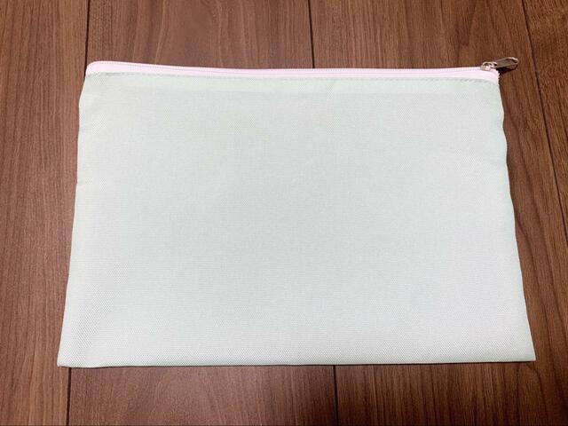 【ザ・カハラ・ホテル＆リゾート ALOHAマルチトートバッグ】背面はシンプルな無地デザイン