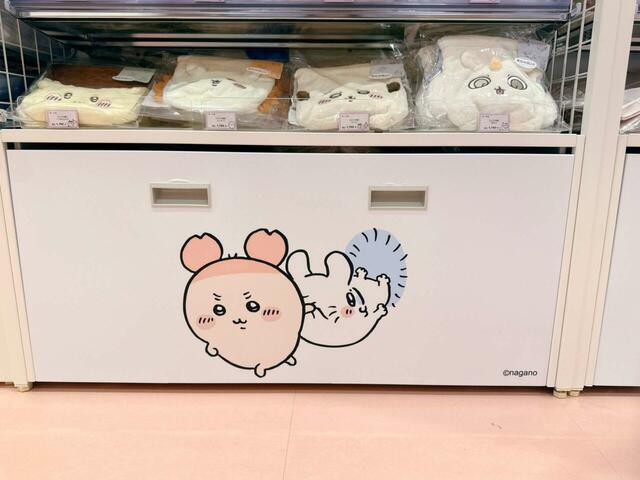 モモンガを引きずっていく力持ちなカニちゃんがかわいい♪