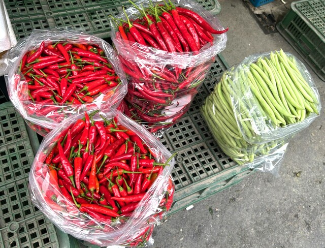【台湾食べ歩きの旅 #7】道端に置かれた大量のトウガラシとインゲン豆。伝統市場は一般人だけでなく、飲食店関係者が食材の仕入れにくることも多い