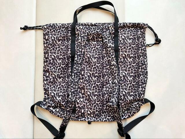 【niko and... オリジナルメッシュ2WAYナップサック】派手すぎない絶妙な色味なので、シンプルなコーデに合わせやすいです◎