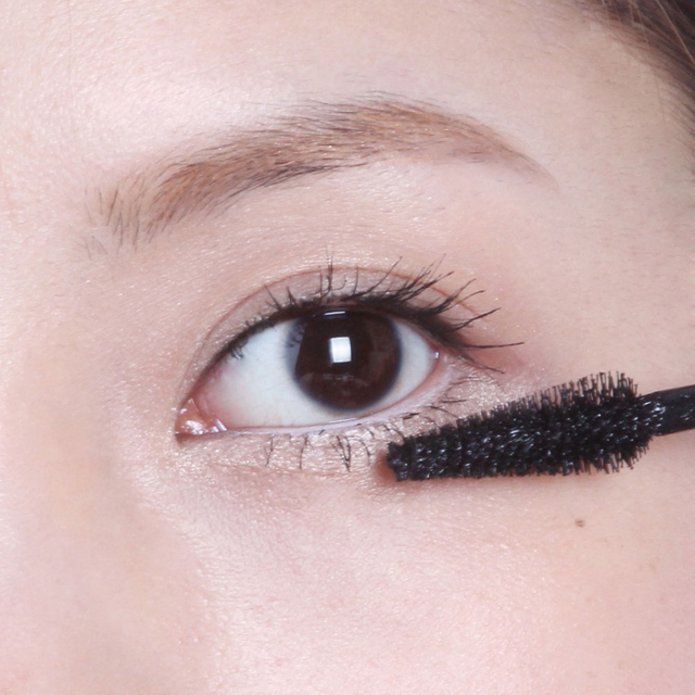 8. 上下まつげをビューラーで上げ／マスカラをON