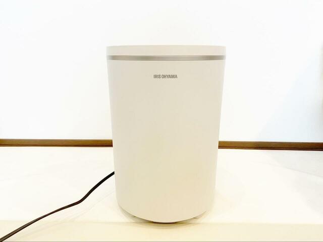 【アイリスオーヤマ スチーム式加湿器】シンプルかつおしゃれなデザインで、インテリアの邪魔にもなりません♪