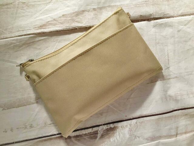 ポーチに貴重品や持ち歩きたいものをイン！