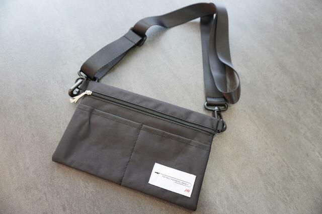 ショルダーストラップをつなげてサコッシュになる