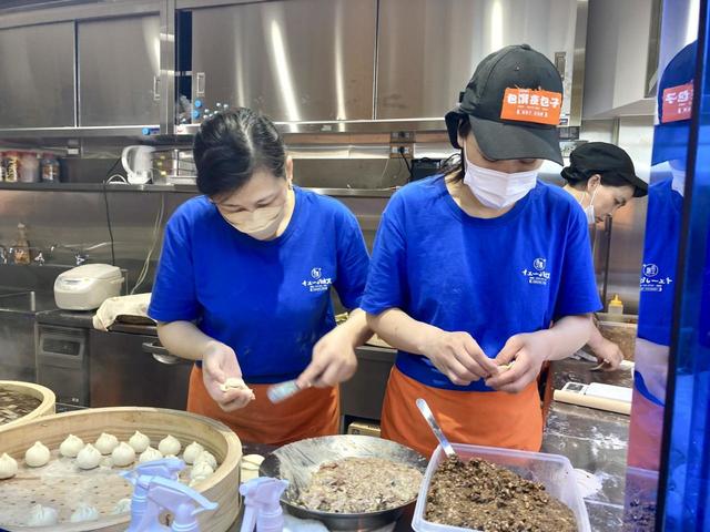 女性3人が皮に餡を包んでいた。見ているだけで愉しい