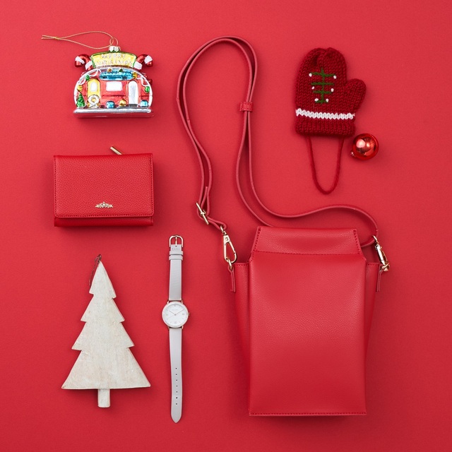 ミニ財布 ￥7,700、腕時計 ￥8,800、ミニショルダーバッグ ￥4,290