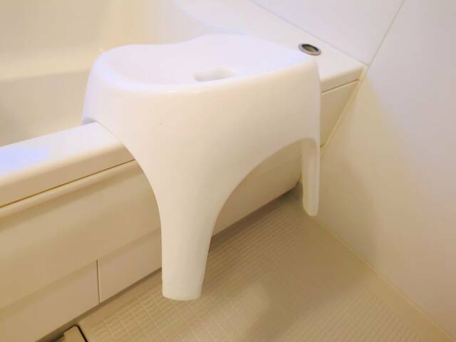 【ニトリ 裏面も洗いやすい 抗菌風呂いす ブロウ 高さ25cm】引っかける向きによって安定感がでる