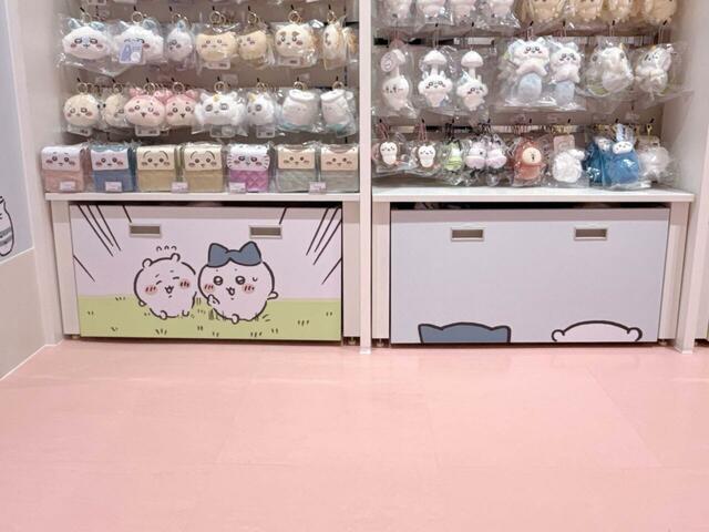 空を漂う焼秋刀魚を追いかけようとするちいかわ＆ハチワレ♪