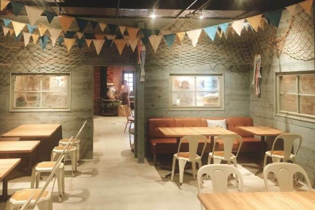 フィッシャーマンを連想させるインテリア　「Disney HARVEST MARKET（ディズニー・ハーベスト・マーケット） By CAFE COMPANY」横浜赤レンガ倉庫店