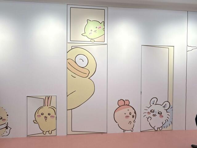 いろいろなドアからキャラクターが登場する装飾がかわいい！