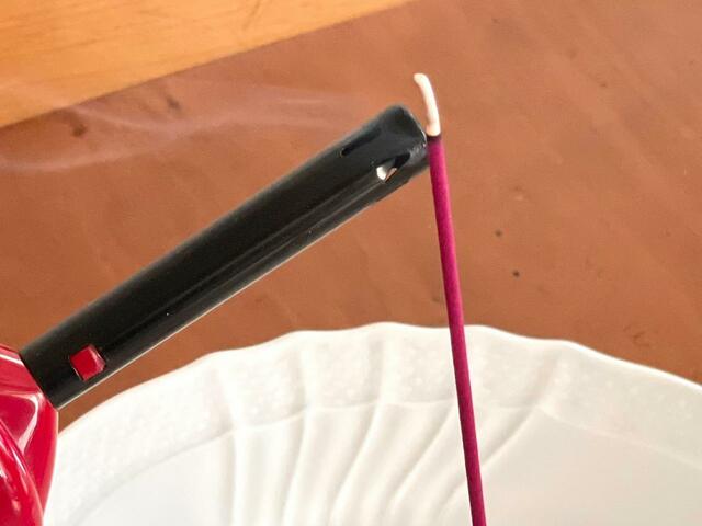 【香源 お香20種セット】火をつけて、香立てに立てよう！