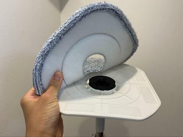 【アイリスオーヤマ キレイな水でWASHモップ】モップは簡単に取り外せるので、使用後は手洗いできます