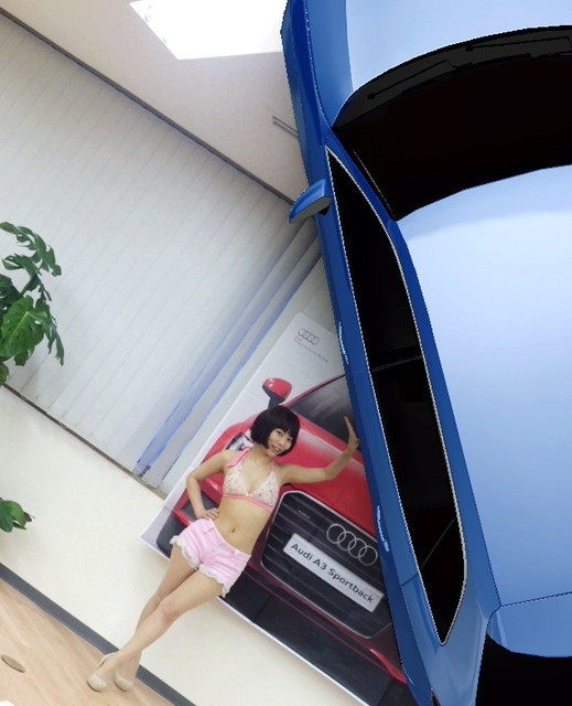 片手で倒れてくる車体を止めても余裕の笑顔。