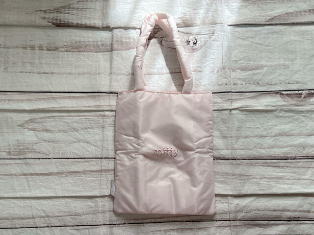 シンプルなデザインながらも、カラーや素材感が大人かわいいバッグ