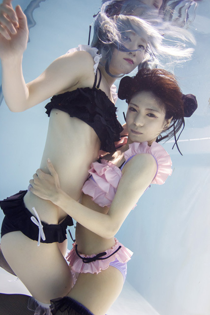 テーマは“ふたりの女の子”「水中ニーソ展」第二弾をちょっと見せます