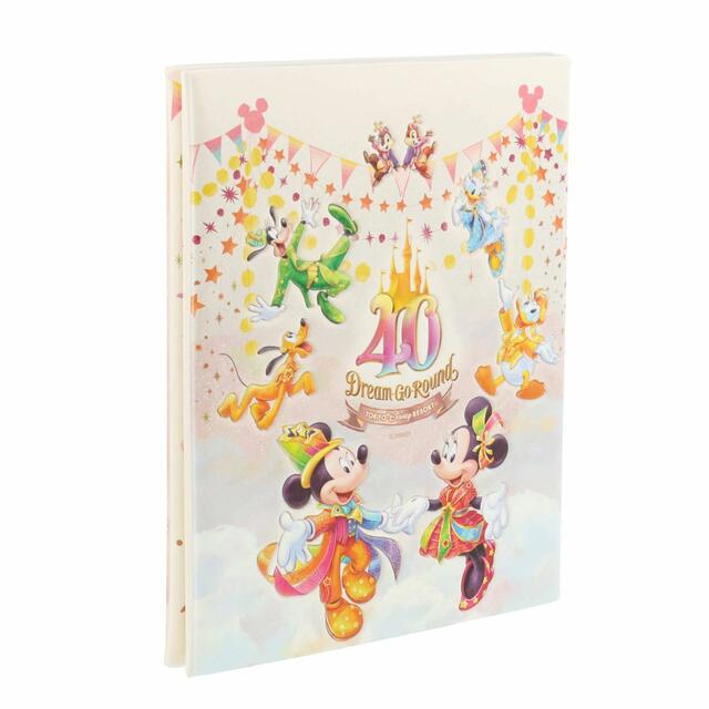 スーベニアメダルブック 2,500円|サイズ:(畳んだ状態)縦約19×横約16cm|東京ディズニーリゾート40周年“ドリームゴーラウンド”スペシャルグッズ|発売日:2023年4月10日(月)|販売店舗:東京ディズニーランド「グランドエンポーリアム」、東京ディズニーシー「エンポーリオ」