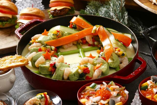 「シーフードのムースリーヌ クリスマスリース仕立て」<期間:2025年11月10日~12月25日>【インターコンチネンタル 東京ベイで“ローストチキン”や“ターキーのパイ包み”が楽しめる「CHEF’S GIFT クリスマスランチ&ディナーブッフェ」開催!】