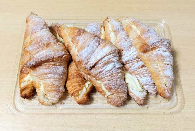 【コストコ カスタードクリームクロワッサン 740g（6個） 1298円】1個あたりのサイズは約20cmと大きめで食べ応えあり