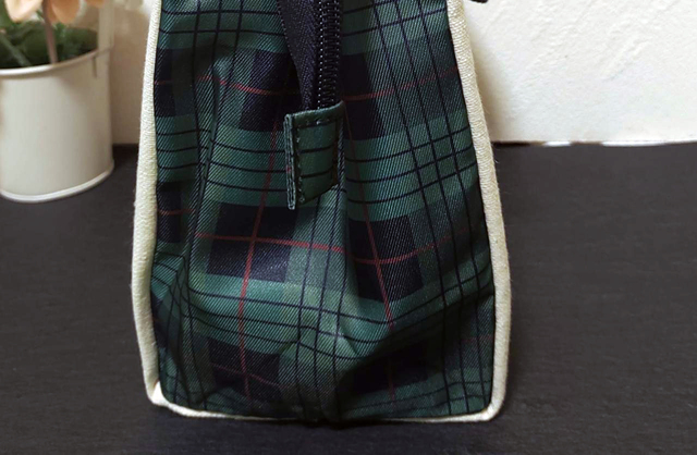 「SPRiNG4月号」モノを入れると自立する