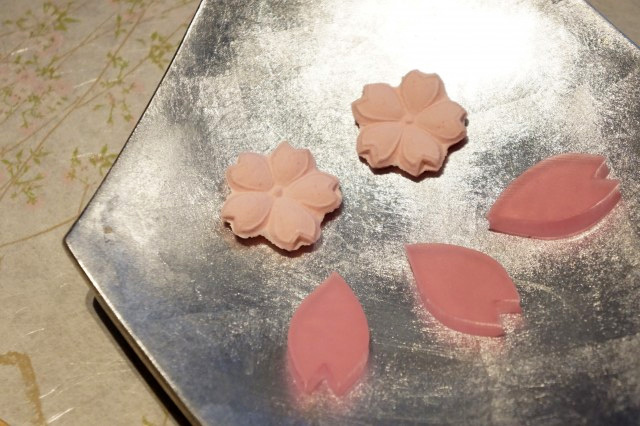 俵屋吉富／干菓子桜とはなびら（1.274円）